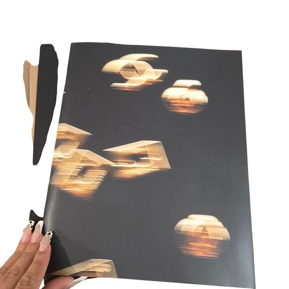 Chanel 2021 The Chanel Iconic Look Book - Picture 3 of 4